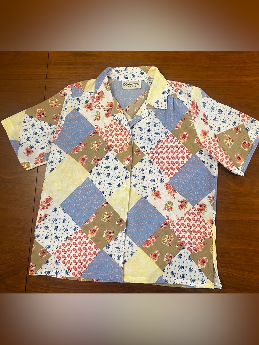 Vintage Donnkenny Petite short-sleeve button-up blouse